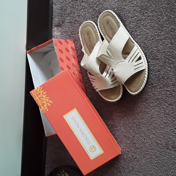 Size 8 Golden Road faux Leather Sandals - Picture 1 of 8